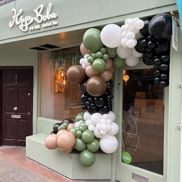 Earthy tones and organic shapes for Hiya Boba’s storefront — a modern, welcoming balloon installation that elevates the whole exterior.