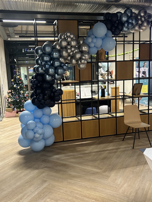 SSP Group PLC Internal Event – Contemporary Balloon Half-Arch